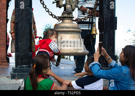 Chandragiri Hügel, Nepal - 26. August 2017: Lady Fotos von Ihrem Kind und Familie von Ihrem Handy. Stockfoto