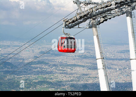 Chandragiri Hügel, Nepal - 26. August 2017: Touristen in der Seilbahn unterwegs zu den Blick auf Chandragiri Hügeln genießen. Stockfoto