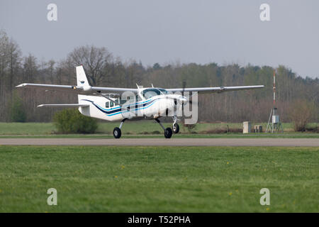 Einmotorigen Flugzeug propeller Business nehmen Sie an einem kleinen Flughafen Stockfoto