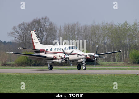 Zweimotorigen Propeller business Ebene während der Landung auf einem kleinen Flughafen Stockfoto