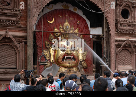 Kathmandu, Nepal - September 03, 2017: Ein großes Idol von Sveth Bhairav, eine Form von Lord Shiva enthüllt und Waschen mit Wasser während der Indra Jatra. Stockfoto