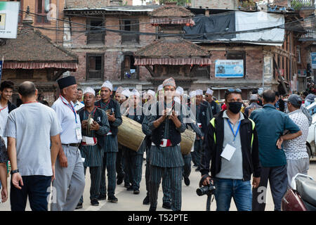 Kathmandu, Nepal - Oktober 01, 2017: Einheimische Bhaktapur im traditionellen newari Kleid in einer Prozession spielen traditionelle Musik teilnehmen. Stockfoto