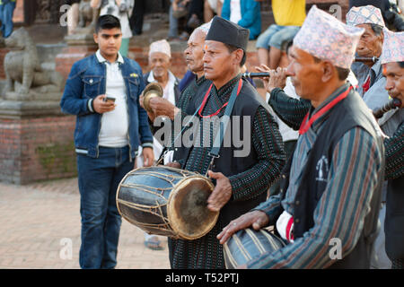 Kathmandu, Nepal - Oktober 01, 2017: Einheimische Bhaktapur im traditionellen newari Kleid in einer Prozession spielen traditionelle Musik teilnehmen. Stockfoto