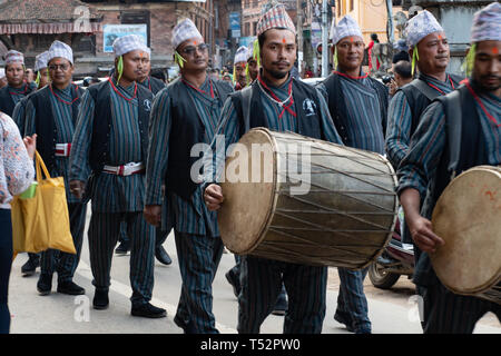 Kathmandu, Nepal - Oktober 01, 2017: Einheimische Bhaktapur im traditionellen newari Kleid in einer Prozession spielen traditionelle Musik teilnehmen. Stockfoto