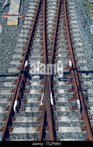 Alte raildroad Track in der Station auf der Straße Stockfoto