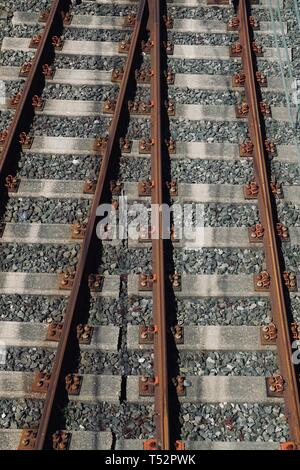 Alte raildroad Track in der Station auf der Straße Stockfoto