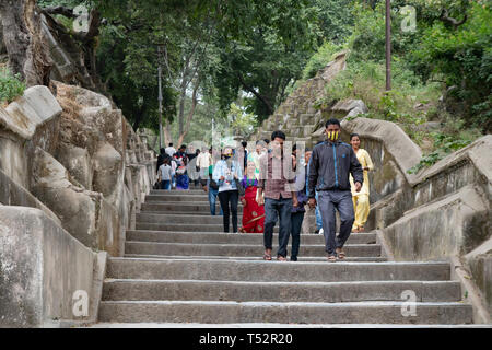 Kathmandu, Nepal - Oktober 28, 2017: Anhänger geht die Treppe hinunter in den Räumlichkeiten von Pashupatinath Tempel. Stockfoto