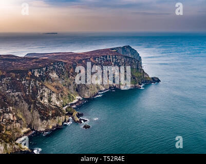 Luftaufnahme der Klippen von Horn Head am wilden Atlantik weg in Donegal - Irland. Stockfoto