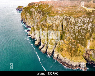 Luftaufnahme der Klippen von Horn Head am wilden Atlantik weg in Donegal - Irland. Stockfoto