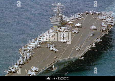 Am 1. November 1993 Die US Navy Flugzeugträger USS Abraham Lincoln (CVN 72) im Indischen Ozean, 50 Meilen von Mogadischu, Somalia im Betrieb weiterhin Hoffnung. Stockfoto