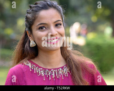 Attraktive junge indische Frau, Lächeln für die Kamera in ruhiger New Delhi Lodhi Gärten. Stockfoto