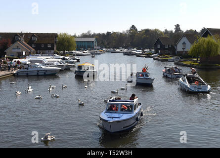 Boote Kreuzfahrt entlang des Flusses Bure in Wroxham auf den Norfolk Broads, als Großbritannien ist für eine sonnige Ostern Bank Holiday Wochenende fest, dass nationale Rekorde brechen könnte. Stockfoto