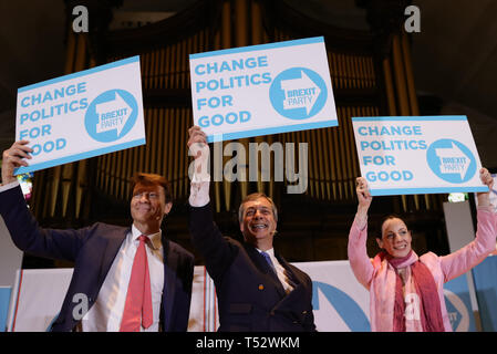 (Von links nach rechts) Partei Vorsitzender Richard Tice, Nigel Farage und Annunziata Rees-Mogg an einem Brexit Partei Kundgebung an der Albert Hall in Nottingham. Stockfoto