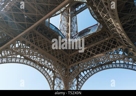 Nahaufnahme von Eiffel Tower Teil in Paris Stockfoto