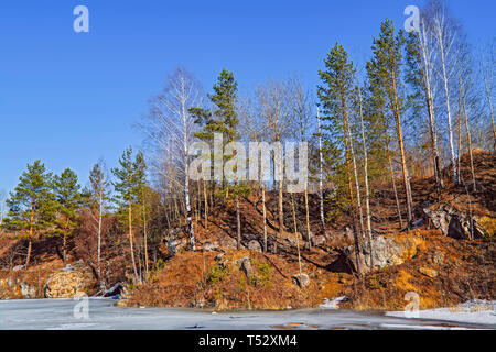 Der frühe Frühling Eis schmilzt auf einem See mit schönen hellen Sonnenstrahlen. Stockfoto