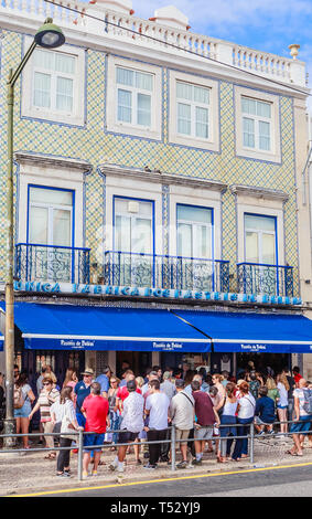 Er berühmt pasteis de belem - Egg Custard Tart-Konditorei in Lissabon. Kunden warten auf der Straße wie der Laden immer voll ist Stockfoto