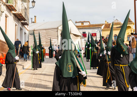 VELEZ - Malaga, Spanien - 29. MÄRZ 2018 Menschen in der Prozession in der Heiligen Woche Teilnahme an einer spanischen Stadt, Ostern Stockfoto