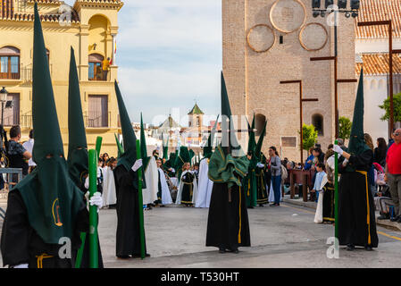 VELEZ - Malaga, Spanien - 29. MÄRZ 2018 Menschen in der Prozession in der Heiligen Woche Teilnahme an einer spanischen Stadt, Ostern Stockfoto