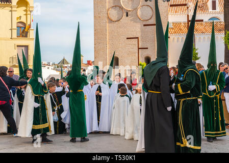 VELEZ - Malaga, Spanien - 29. MÄRZ 2018 Menschen in der Prozession in der Heiligen Woche Teilnahme an einer spanischen Stadt, Ostern Stockfoto