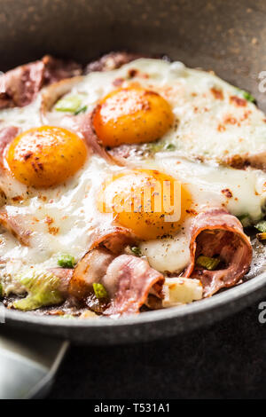 Englisches Frühstück gebratenen Speck, Schinken und Eier in Keramik pan. Stockfoto