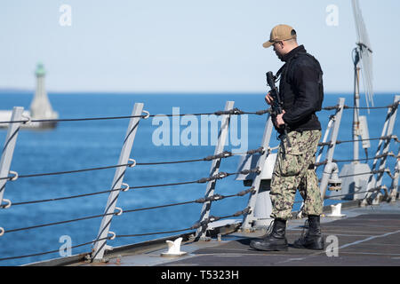 US Navy der Arleigh-Burke-Klasse Lenkwaffen-zerstörer USS Schwer (DDG-107), Flaggschiff der Standing NATO Maritime Group 1 (Snmg 1) in Gdynia, Polen. Apri Stockfoto