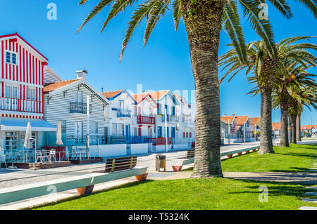 Costa Nova, Portugal: bunt gestreiften Häuser genannt Palheiros mit roten, blauen und grünen Streifen. Costa Nova do Prado ist ein Beach Village Resort auf Atla Stockfoto