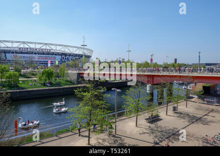 West Ham Fußball Fans kommen bei den Olympischen Stadion in Stratford, die jetzt als die London Stadion in der Queen Elizabeth Olympic Park ,2019 bekannt Stockfoto