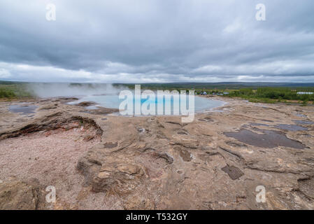 Der große Geysir im geothermischen Bereich neben dem Fluss Hvita im Haukadalur Tal, Island Stockfoto