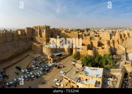 Indien, Rajasthan, Jaisalmer, Altstadt, Luftaufnahme von Altstadt und Festungsanlagen Stockfoto