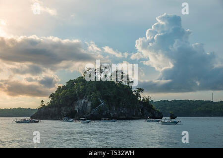 Nusa Penida ist eine Insel südöstlich von der indonesischen Insel Bali. Crystal Bay befindet sich auf der Westseite von Nusa Penida. Die Bucht ist ein beliebtes touristisches de Stockfoto