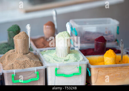 Die zentrale City Market. Traps, die mit unterschiedlichen Gewürzen. Stockfoto