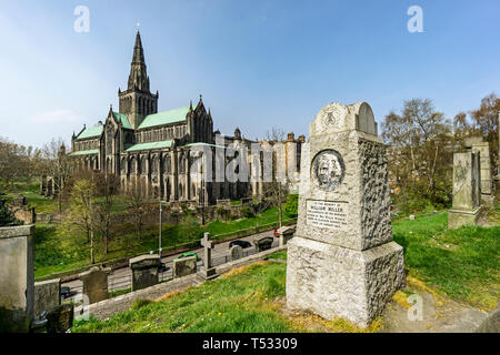 Die Kathedrale von Glasgow in der Kathedrale Revier Castle Street Glasgow Schottland Großbritannien hier aus der Nekropole mit William Miller Memorial stone gesehen Stockfoto