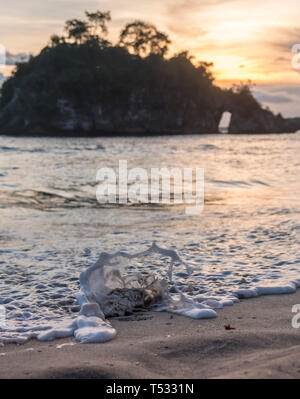 Nusa Penida ist eine Insel südöstlich von der indonesischen Insel Bali. Crystal Bay befindet sich auf der Westseite von Nusa Penida. Die Bucht ist ein beliebtes touristisches de Stockfoto