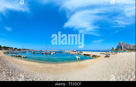 Tyrrhenische Meer Bucht und Hafen mit Booten, San Vito lo Capo Strand mit klarem, azurblauem Wasser und extremally weißer Sand, Sizilien, Italien. Menschen sind unrecogniza Stockfoto