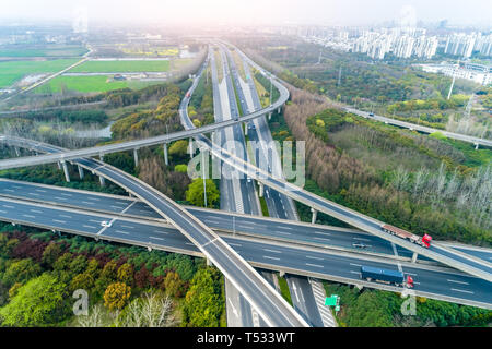 Luftaufnahme von Autobahn und Überführung in Shanghai. Stockfoto