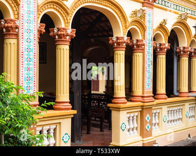 Äußere Detail der Vinh Trang Tempel Chua Vinh Trang, in My Tho, Mekong Delta Region von Vietnam. Der Tempel wurde ursprünglich während der gebaut Stockfoto