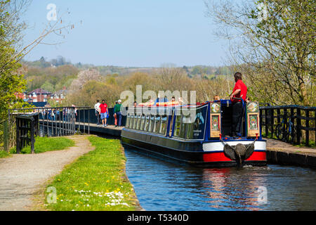 Canal Boat Crossing ein Aquädukt in der Nähe von Llangollen an Pontcysyllte, Wales, UK. Schmale Bootsfahrt auf dem Shropshire Union Canal. Stockfoto