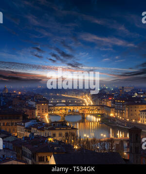 Dämmerung Himmel mit Wolken über Florenz, Italien, Toskana. Stadt Draufsicht und Brücken über den Fluss Arno. Stockfoto