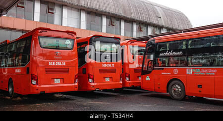 Dalat, Vietnam - 28.Oktober 2015. Warten Gruppe von Phuong Trang Busse zu neuen Reise auf dem Busbahnhof in Dalat, Vietnam. Stockfoto