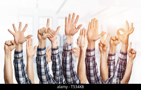Zeile des Menschen Hände, die verschiedene Gesten Stockfoto