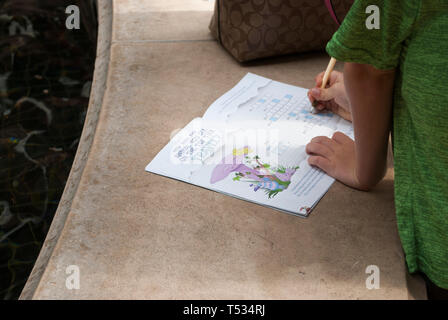 Vorschule Junge sitzt in der Nähe von Brunnen und schreiben ein Notebook. Kid's Konzept studieren. Liebe Konzept lernen. Prüfungsvorbereitung Konzept Stockfoto