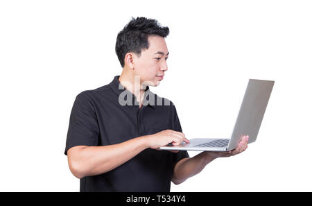 Junger Mann mit Laptop Bildschirm und lächelnd asiatischer Smart Guy auf weißem Hintergrund Stockfoto
