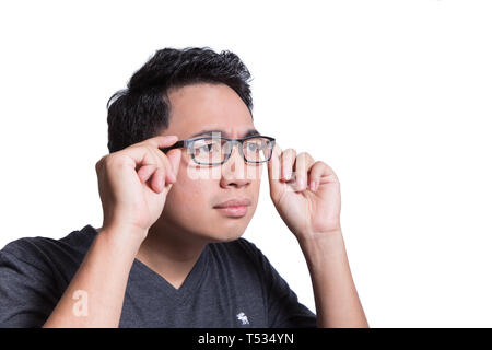 Mann, der die Augen hält, eine Brille, die nach vorne blickt, kann keine klaren Zweifel sehen, dass der asiatische Mann auf weißem Hintergrund isoliert ist Stockfoto