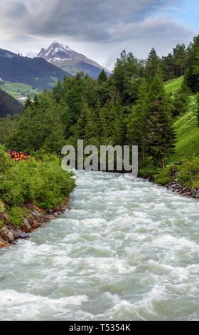 Sommer Alpen bewölkt Abend Berglandschaft mit alpinen Fluss, Silvretta Alpen, Österreich Stockfoto