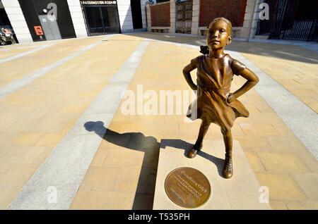 London, England, UK. "Fearless Mädchen" Statue (Kristen Visbal, 2019) Kopie der ursprünglichen (2017) in New York. In Paternoster Square durch staatliche St vorgestellt. Stockfoto
