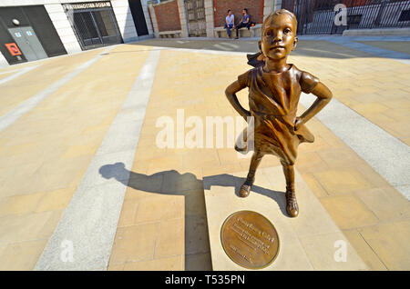 London, England, UK. "Fearless Mädchen" Statue (Kristen Visbal, 2019) Kopie der ursprünglichen (2017) in New York. In Paternoster Square durch staatliche St vorgestellt. Stockfoto