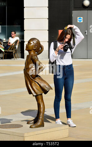 London, England, UK. "Fearless Mädchen" Statue (Kristen Visbal, 2019) Kopie der ursprünglichen (2017) in New York. In Paternoster Square durch staatliche St vorgestellt. Stockfoto