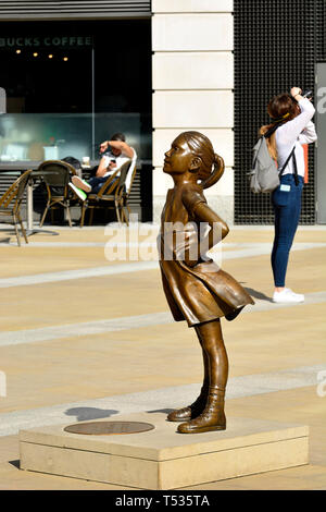 London, England, UK. "Fearless Mädchen" Statue (Kristen Visbal, 2019) Kopie der ursprünglichen (2017) in New York. In Paternoster Square durch staatliche St vorgestellt. Stockfoto