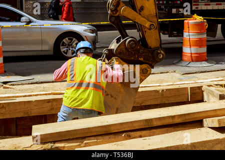 Bagger gegraben ein Graben für den Austausch alter Rohre Reparatur der Stadt Kommunikation Pipeline Installation Stockfoto