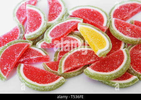 Süße Marmelade in der Form von Scheiben Wassermelone und Kalk liegt auf die weiße Fläche der Ladentheke. Heben Sie sich von der Masse ab. Nachtisch. Stockfoto
